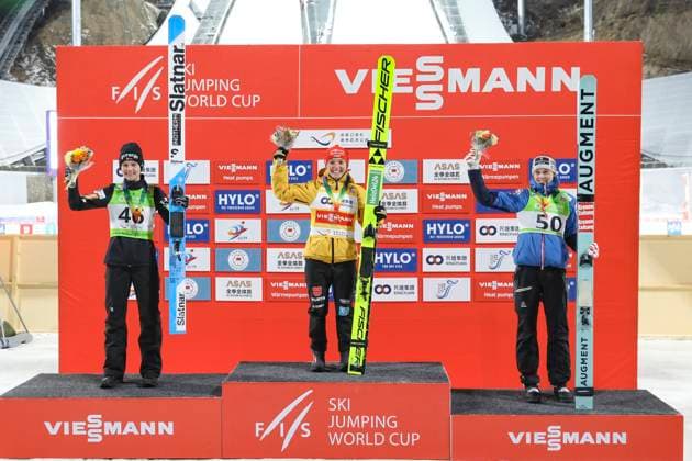 Sport Themen der Woche KW50 Sport Bilder des Tages (241215) -- ZHANGJIAKOU, Dec. 15, 2024 -- First placed Katharina Schmid (C) of Germany, second placed Ema Klinec (L) of Slovenia and third placed Lisa Eder of Austria pose on the podium after the Women s Normal Hill Individual at the FIS Ski jumping, Skispringen, Ski, nordisch World Cup in Zhangjiakou, north China s Hebei Province, Dec. 15, 2024. (Photo by Xinhua) (SP)CHINA-ZHANGJIAKOU-SKI JUMPING-FIS WORLD CUP-WOMEN S NORMAL HILL(CN) WuxDiansen 
