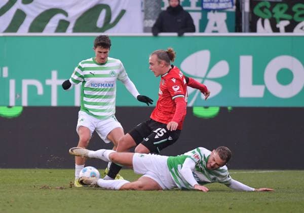 15.12.2024, xblx, Fussball 2.Bundesliga, Spvgg Greuther Fuerth - Hannover 96 emspor, v.l. Marco Meyerhöfer Meyerhoefer (SpVgg Greuther Fürth), Dennis Srbeny (SpVgg Greuther Fürth), Lars Timo Gindorf (Hannover 96) (DFL DFB REGULATIONS PROHIBIT ANY USE OF PHOTOGRAPHS as IMAGE SEQUENCES and or QUASI-VIDEO) Fuerth