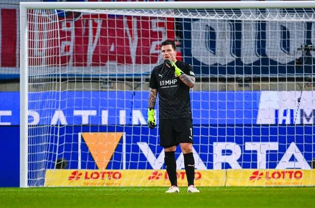 Kevin Mueller (1. FC Heidenheim) ist enttaeuscht nach dem zweiten Gegentor waehrend des Spiels der 1. Bundesliga zwischen 1. FC Heidenheim 1846 und VfB Stuttgart, Voith-Arena am 15. December 2024 in Heidenheim, Deutschland. (Foto von Silas Schueller DeFodi Images) +++ Kevin Mueller (1. FC Heidenheim) looks dejected after conceding the second goal during the Bundesliga match between 1. FC Heidenheim 1846 and VfB Stuttgart at Voith Arena on December 15, 2024 in Heidenheim, Germany. (Photo by Silas Schueller DeFodi Images) DFL regulations prohibit any use of photographs as image sequences and or quasi-video. (Photo by Silas Schueller DeFodi Images) Defodi-738_738_FCHVFB_20241215_206 *** Kevin Mueller 1 FC Heidenheim is disappointed after conceding the second goal during the Bundesliga match between 1 FC Heidenheim 1846 and VfB Stuttgart, Voith Arena on December 15, 2024 in Heidenheim, Germany Photo by Silas Schueller DeFodi Images Kevin Mueller 1 FC Heidenheim looks dejected after conceding the second goal during the Bundesliga match between 1 FC Heidenheim 1846 and VfB Stuttgart at Voith Arena on December 15, 2024 in Heidenheim, Germany Photo by Silas Schueller DeFodi Images DFL regulations prohibit any use of photographs as image sequences and or quasi video Photo by Silas Schueller DeFodi Images Defodi 738 738 FCHVFB 20241215 206 Defodi-738 DFL regulations prohibit any use of photographs as image sequences and or quasi-video.