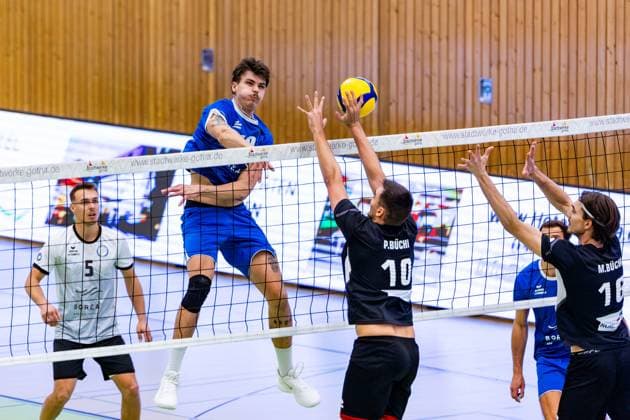15.12.2024, GER, Volleyball, 2.BL Maenner Sued, Saison 2024 2025, Blue Volleys Gotha - TuS Kriftel Maximum Crowder (Blue Volleys Gotha) Philip Buechi (TuS Kriftel) 99867 Gotha Sporthalle Sportanlage Ernesti Thüringen Deutschland