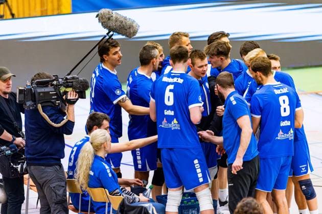 15.12.2024, GER, Volleyball, 2.BL Maenner Sued, Saison 2024 2025, Blue Volleys Gotha - TuS Kriftel Robert Werner (Blue Volleys Gotha) gemeinsam mit seiner Mannschaft Team 99867 Gotha Sporthalle Sportanlage Ernesti Thüringen Deutschland