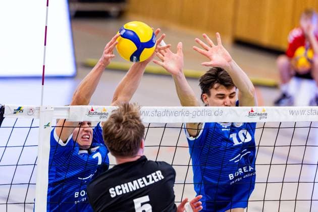 15.12.2024, GER, Volleyball, 2.BL Maenner Sued, Saison 2024 2025, Blue Volleys Gotha - TuS Kriftel Thoralf Schmelzer (TuS Kriftel) im Angriff gegen Hannes Krochmann (Blue Volleys Gotha) und Maximum Crowder (Blue Volleys Gotha) 99867 Gotha Sporthalle Sportanlage Ernesti Thüringen Deutschland