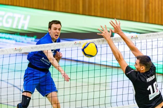15.12.2024, GER, Volleyball, 2.BL Maenner Sued, Saison 2024 2025, Blue Volleys Gotha - TuS Kriftel Christoph Assmann (Blue Volleys Gotha) im. Angriff gegen Philip Buechi (TuS Kriftel) 99867 Gotha Sporthalle Sportanlage Ernesti Thüringen Deutschland