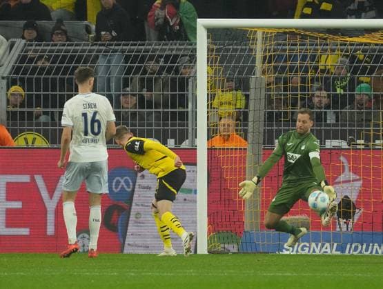 15.12.2024, Signal Iduna Park, Dortmund, GER, 1.FBL, Borussia Dortmund vs TSG Hoffenheim , DFL regulations prohibit any use of photographs as image sequences and or quasi-video. im Bild Maximilian Beier (Dortmund), Torwart Oliver Baumann (Hoffenheim) (Photo by Hasan Bratic DeFodi Images) Defodi-506_20241215_hbr_1970