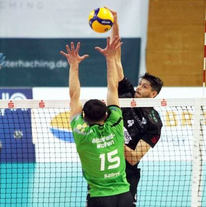 von links Lukas SALIMI (Bitterfeld), Matthew PASSALENT (Haching), He-Volleyball, 1. Bundesliga, 2024 25, TSV Haching Muenchen vs VC Bitterfeld Wolfen, 15.12.24, Geothermie-Arena, Unterhaching Copyright: WolfgangxFehrmann