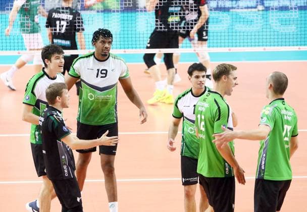 Bitterfelder Freude ueber einen Punktgewinn, He-Volleyball, 1. Bundesliga, 2024 25, TSV Haching Muenchen vs VC Bitterfeld Wolfen, 15.12.24, Geothermie-Arena, Unterhaching Copyright: WolfgangxFehrmann