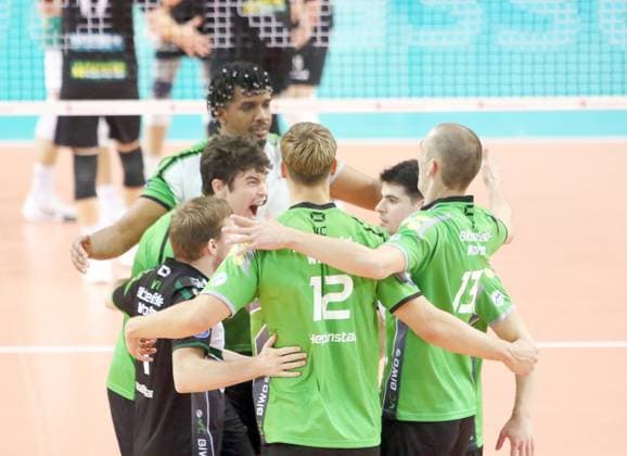 Bitterfelder Freude ueber einen Punktgewinn, He-Volleyball, 1. Bundesliga, 2024 25, TSV Haching Muenchen vs VC Bitterfeld Wolfen, 15.12.24, Geothermie-Arena, Unterhaching Copyright: WolfgangxFehrmann