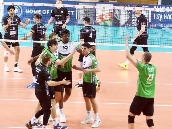 Bitterfelder Freude ueber einen Punktgewinn, He-Volleyball, 1. Bundesliga, 2024 25, TSV Haching Muenchen vs VC Bitterfeld Wolfen, 15.12.24, Geothermie-Arena, Unterhaching Copyright: WolfgangxFehrmann