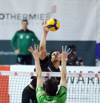 hinten Maurice LEWIS-FREGEAU (Haching), He-Volleyball, 1. Bundesliga, 2024 25, TSV Haching Muenchen vs VC Bitterfeld Wolfen, 15.12.24, Geothermie-Arena, Unterhaching Copyright: WolfgangxFehrmann