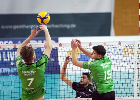 von links Franz HUETHER (Bitterfeld), Matthew PASSALENT (Haching), Lukas SALIMI (Bitterfeld), He-Volleyball, 1. Bundesliga, 2024 25, TSV Haching Muenchen vs VC Bitterfeld Wolfen, 15.12.24, Geothermie-Arena, Unterhaching Copyright: WolfgangxFehrmann