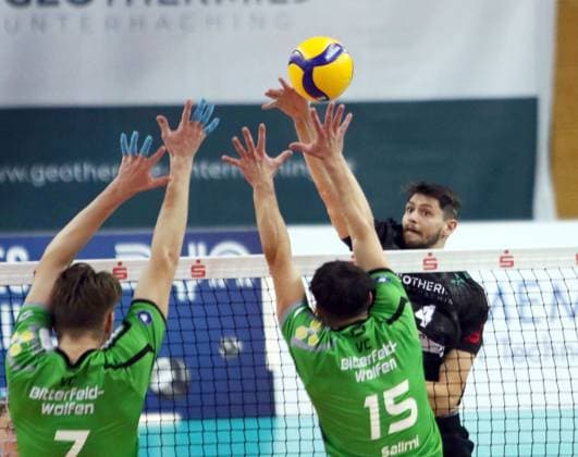 von links Franz HUETHER (Bitterfeld), Lukas SALIMI (Bitterfeld), Matthew PASSALENT (Haching), He-Volleyball, 1. Bundesliga, 2024 25, TSV Haching Muenchen vs VC Bitterfeld Wolfen, 15.12.24, Geothermie-Arena, Unterhaching Copyright: WolfgangxFehrmann