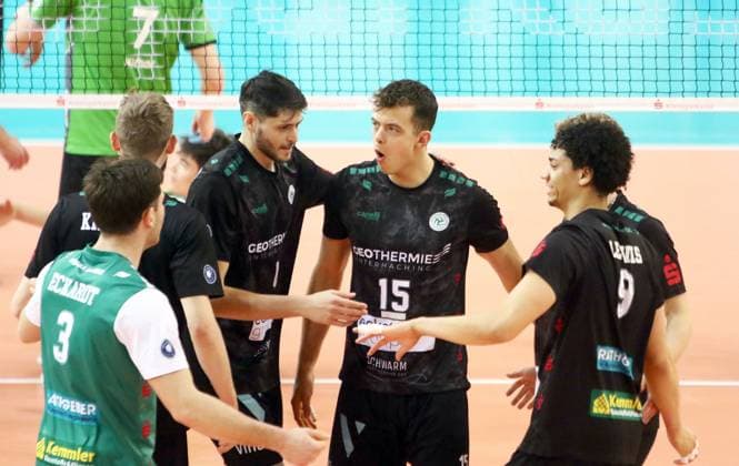 Hachinger Freude nach Punktgewinn, He-Volleyball, 1. Bundesliga, 2024 25, TSV Haching Muenchen vs VC Bitterfeld Wolfen, 15.12.24, Geothermie-Arena, Unterhaching Copyright: WolfgangxFehrmann