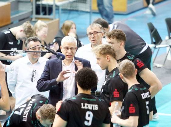 in der Mitte coach Mircea DUDAS (Haching), in einer Auszeit He-Volleyball, 1. Bundesliga, 2024 25, TSV Haching Muenchen vs VC Bitterfeld Wolfen, 15.12.24, Geothermie-Arena, Unterhaching Copyright: WolfgangxFehrmann