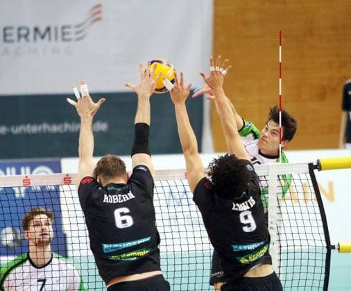 von links Georg HOBERN (Haching), Maurice LEWIS-FREGEAU (Haching), Erik BRAND (Bitterfeld), He-Volleyball, 1. Bundesliga, 2024 25, TSV Haching Muenchen vs VC Bitterfeld Wolfen, 15.12.24, Geothermie-Arena, Unterhaching Copyright: WolfgangxFehrmann
