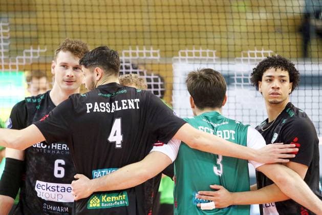 Hachinger Freude nach Punktgewinn, He-Volleyball, 1. Bundesliga, 2024 25, TSV Haching Muenchen vs VC Bitterfeld Wolfen, 15.12.24, Geothermie-Arena, Unterhaching Copyright: WolfgangxFehrmann