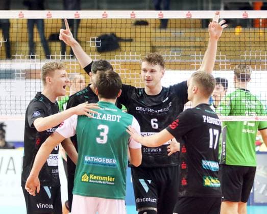 Hachinger Freude nach Gewinn des 2. Satzes, He-Volleyball, 1. Bundesliga, 2024 25, TSV Haching Muenchen vs VC Bitterfeld Wolfen, 15.12.24, Geothermie-Arena, Unterhaching Copyright: WolfgangxFehrmann