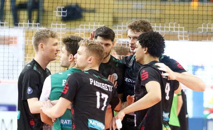Hachinger Freude nach Gewinn des 2. Satzes He-Volleyball, 1. Bundesliga, 2024 25, TSV Haching Muenchen vs VC Bitterfeld Wolfen, 15.12.24, Geothermie-Arena, Unterhaching Copyright: WolfgangxFehrmann