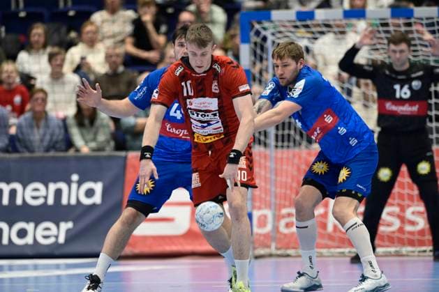 GER, 2.HBL, BHC06, BHC06 vs. VfL Lübeck-Schwartau 15.12.2024 Düsseldorf, Mitsubishi- Electric-Halle, GER, 2. HBL, BHC06 vs. VfL Lübeck-Schwartau 2.HBL regulations prohibit any use of photographs as image sequences and or quasi-video im Bild Ole Hagedorn ( VFL Lübeck-Schwartau 10) gegen Gerdas Bararskas ( Bergischer HC 14 ).