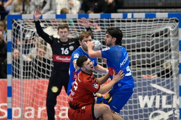 GER, 2.HBL, BHC06, BHC06 vs. VfL Lübeck-Schwartau 15.12.2024 Düsseldorf, Mitsubishi- Electric-Halle, GER, 2. HBL, BHC06 vs. VfL Lübeck-Schwartau 2.HBL regulations prohibit any use of photographs as image sequences and or quasi-video im Bild Janik Schrader ( VFL Lübeck-Schwartau 23)2 gegen Eloy Morante Maldonado ( BHC 33 ).