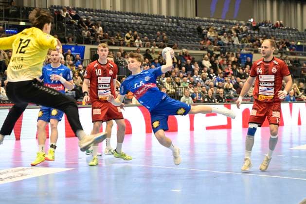 GER, 2.HBL, BHC06, BHC06 vs. VfL Lübeck-Schwartau 15.12.2024 Düsseldorf, Mitsubishi- Electric-Halle, GER, 2. HBL, BHC06 vs. VfL Lübeck-Schwartau 2.HBL regulations prohibit any use of photographs as image sequences and or quasi-video im Bild Julian Fuchs ( Bergischer HC 46 ) gegen Paul Dreyer ( VFL Lübeck-Schwartau 12).