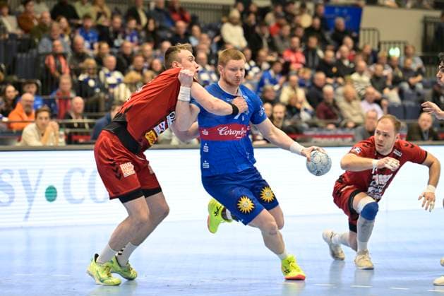 GER, 2.HBL, BHC06, BHC06 vs. VfL Lübeck-Schwartau 15.12.2024 Düsseldorf, Mitsubishi- Electric-Halle, GER, 2. HBL, BHC06 vs. VfL Lübeck-Schwartau 2.HBL regulations prohibit any use of photographs as image sequences and or quasi-video im Bild Johannes Wasielewski ( Bergischer HC 77 ) gegen Ole Hagedorn ( VFL Lübeck-Schwartau 10).