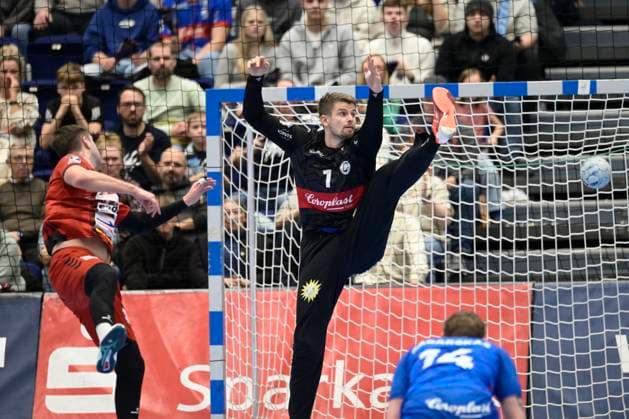 GER, 2.HBL, BHC06, BHC06 vs. VfL Lübeck-Schwartau 15.12.2024 Düsseldorf, Mitsubishi- Electric-Halle, GER, 2. HBL, BHC06 vs. VfL Lübeck-Schwartau 2.HBL regulations prohibit any use of photographs as image sequences and or quasi-video im Bild Christopher Rudeck ( BHC 01 ) ohne Chance.