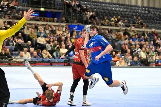 GER, 2.HBL, BHC06, BHC06 vs. VfL Lübeck-Schwartau 15.12.2024 Düsseldorf, Mitsubishi- Electric-Halle, GER, 2. HBL, BHC06 vs. VfL Lübeck-Schwartau 2.HBL regulations prohibit any use of photographs as image sequences and or quasi-video im Bild Aron Seesing ( BHC 49 ) am Kreis.