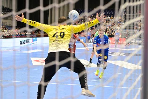 GER, 2.HBL, BHC06, BHC06 vs. VfL Lübeck-Schwartau 15.12.2024 Düsseldorf, Mitsubishi- Electric-Halle, GER, 2. HBL, BHC06 vs. VfL Lübeck-Schwartau 2.HBL regulations prohibit any use of photographs as image sequences and or quasi-video im Bild Noah Beyer ( Bergischer HC 2 ) verwandelt den Siebenmeter gegen Nils Conrad ( VFL Lübeck-Schwartau 49).
