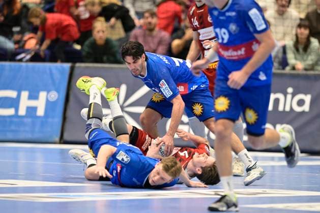 GER, 2.HBL, BHC06, BHC06 vs. VfL Lübeck-Schwartau 15.12.2024 Düsseldorf, Mitsubishi- Electric-Halle, GER, 2. HBL, BHC06 vs. VfL Lübeck-Schwartau 2.HBL regulations prohibit any use of photographs as image sequences and or quasi-video im Bild Kampf um den Ball zwischen Noah Beyer ( Bergischer HC 2 ) und Paul Holzhacker ( VFL Lübeck-Schwartau 4).