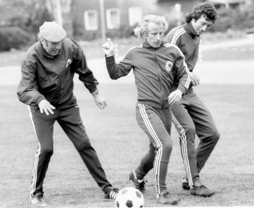 Fußball; Fussball; BRD Deutschland; Training vorm Länderspiel gegen Ungarn; Deutsche Nationalmannschaft; 15.04.1974; in Duisburg - Wedau Bundestrainer Helmut Schön spielt mit und dribbelt hier gegen Berti Vogts und Bernd Cullmann. *** Soccer Soccer FRG Germany Training before the international match against Hungary German national team 15 04 1974 in Duisburg Wedau National coach Helmut Schön plays along and dribbles here against Berti Vogts and Bernd Cullmann HM