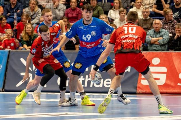 15.12.2024, xkkux, Handball, 2. HBL, Bergischer HC - VfL Lübeck-Schwartau, Mitsubishi Electric HALLE Düsseldorf, Saison 2024 2025: Johannes Wasielewski (BHC 77) und Aron Seesing (BHC 49) verteidigen gegen Janik Schrader (VfL Luebeck-Schwartau, 23) und Ole Hagedorn ( VFL Lübeck-Schwartau 10) NRW Deutschland