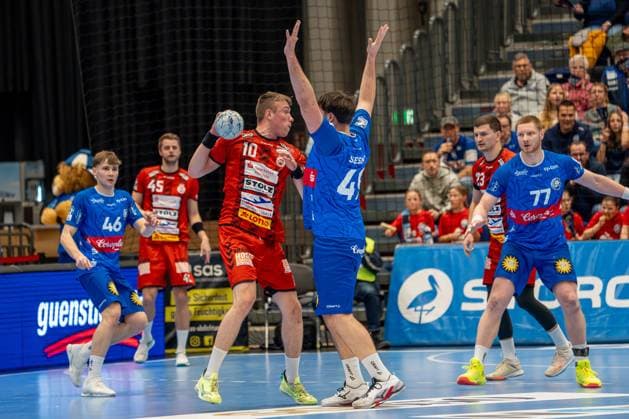 15.12.2024, xkkux, Handball, 2. HBL, Bergischer HC - VfL Lübeck-Schwartau, Mitsubishi Electric HALLE Düsseldorf, Saison 2024 2025: Ole Hagedorn ( VFL Lübeck-Schwartau 10) gegen Aron Seesing (BHC 49) NRW Deutschland