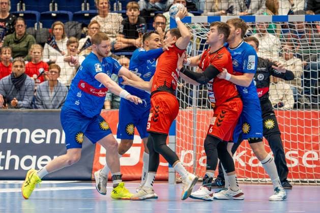 15.12.2024, xkkux, Handball, 2. HBL, Bergischer HC - VfL Lübeck-Schwartau, Mitsubishi Electric HALLE Düsseldorf, Saison 2024 2025: Janik Schrader (VfL Luebeck-Schwartau, 23) und Rasmus Willette Houmöller ( VFL Lübeck-Schwartau 6) gegen Johannes Wasielewski (BHC 77), Belal Ibrahim Massoud (BHC 20) und Aron Seesing (BHC 49) NRW Deutschland