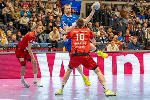 15.12.2024, xkkux, Handball, 2. HBL, Bergischer HC - VfL Lübeck-Schwartau, Mitsubishi Electric HALLE Düsseldorf, Saison 2024 2025: Johannes Wasielewski (BHC 77) gegen Ole Hagedorn ( VFL Lübeck-Schwartau 10) NRW Deutschland