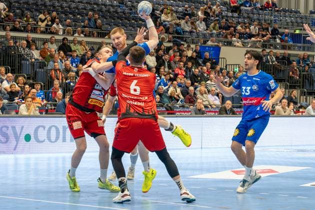 15.12.2024, xkkux, Handball, 2. HBL, Bergischer HC - VfL Lübeck-Schwartau, Mitsubishi Electric HALLE Düsseldorf, Saison 2024 2025: Johannes Wasielewski (BHC 77) gegen Ole Hagedorn ( VFL Lübeck-Schwartau 10) und Rasmus Willette Houmöller ( VFL Lübeck-Schwartau 6) NRW Deutschland