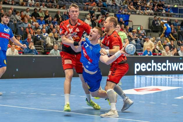 15.12.2024, xkkux, Handball, 2. HBL, Bergischer HC - VfL Lübeck-Schwartau, Mitsubishi Electric HALLE Düsseldorf, Saison 2024 2025: Johannes Wasielewski (BHC 77) gegen Ole Hagedorn ( VFL Lübeck-Schwartau 10) und Paul Skorupa ( VFL Lübeck-Schwartau 14) NRW Deutschland