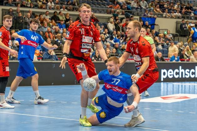 15.12.2024, xkkux, Handball, 2. HBL, Bergischer HC - VfL Lübeck-Schwartau, Mitsubishi Electric HALLE Düsseldorf, Saison 2024 2025: Johannes Wasielewski (BHC 77) gegen Ole Hagedorn ( VFL Lübeck-Schwartau 10) und Paul Skorupa ( VFL Lübeck-Schwartau 14) NRW Deutschland