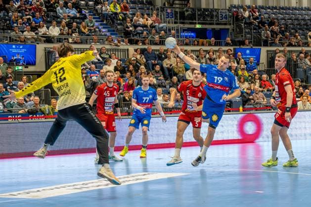 15.12.2024, xkkux, Handball, 2. HBL, Bergischer HC - VfL Lübeck-Schwartau, Mitsubishi Electric HALLE Düsseldorf, Saison 2024 2025: Tomas Babak (BHC 19) wirft auf das Tor von Paul Dreyer ( VFL Lübeck-Schwartau 12) NRW Deutschland