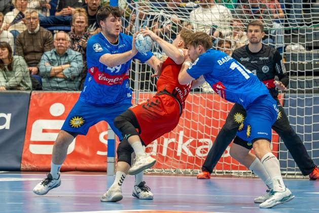 15.12.2024, xkkux, Handball, 2. HBL, Bergischer HC - VfL Lübeck-Schwartau, Mitsubishi Electric HALLE Düsseldorf, Saison 2024 2025: Aron Seesing (BHC 49) und Gerdas Babarskas (BHC 14) verteidigen gegen Oliver Juhl (VfL Lübeck-Schwartau 31) NRW Deutschland