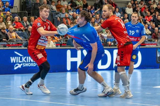 15.12.2024, xkkux, Handball, 2. HBL, Bergischer HC - VfL Lübeck-Schwartau, Mitsubishi Electric HALLE Düsseldorf, Saison 2024 2025: Aron Seesing (BHC 49) gegen Rasmus Willette Houmöller ( VFL Lübeck-Schwartau 6) und Paul Skorupa ( VFL Lübeck-Schwartau 14) NRW Deutschland
