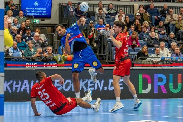 15.12.2024, xkkux, Handball, 2. HBL, Bergischer HC - VfL Lübeck-Schwartau, Mitsubishi Electric HALLE Düsseldorf, Saison 2024 2025: Djibril M Bengue (BHC 11) behauptet sich gegen Patrik Längst (VFL Lübeck-Schwartau 25) und Kai Geenen (VFL Lübeck-Schwartau 5) NRW Deutschland