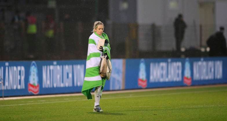 Foto : Schlusspfiff in Bremen , und Abgang der Wolfsburger Damen , hier Svenja HUTH allein auf weiter Flur .... mit einem Weihnachtsgeschenk von ihren Fans Fussball 1. Bundesliga der Frauen am Sa. 14.12.2024 Werder Bremen - VfL Wolfsburg 1 - 3