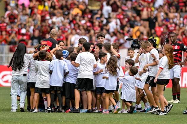 RIO DE JANEIRO, BRAZIL, DECEMBER 15: Adriano surrounded by children before the testimonial match to honour Adriano Imperador between Flamengo and Friends of Italy at the Maracana Stadium in Rio de Janeiro, Brazil (Andre Ricardo SPP) Copyright: xAndrexRicardox xSPPx spp-en-AnRiSp-SPP4_DURAO_1512-8417