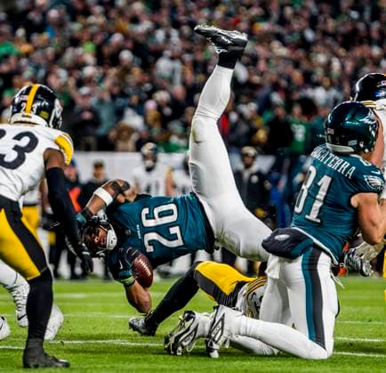 Sport Themen der Woche KW50 Sport Bilder des Tages December 15, 2024, Philadelphia, Pa, USA: Philadelphia Eagles running back Saquon Barkley (26) runs the ball during the NFL, American Football Herren, USA football matchup between the Pittsburgh Steelers and the Philadelphia Eagles at Lincoln Financial Field in Philadelphia, Pennsylvania on December 15, 2024. Cal Media Philadelphia USA - ZUMAcs17 20241215_faf_cs17_026 Copyright: xScottxSeriox