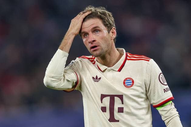 10.12.2024, Fußball, UEFA Champions League, Schachtar Donezk - FC Bayern München, Arena AufSchalke Gelsenkirchen, 8. Spieltag Saison 2024 2025: Thomas Müller (Bayern 25) greift sich enttäuscht an den Kopf DFB regulations prohibit any use of photographs as image sequences and or quasi-video. Nordrhein-Westfalen Deutschland