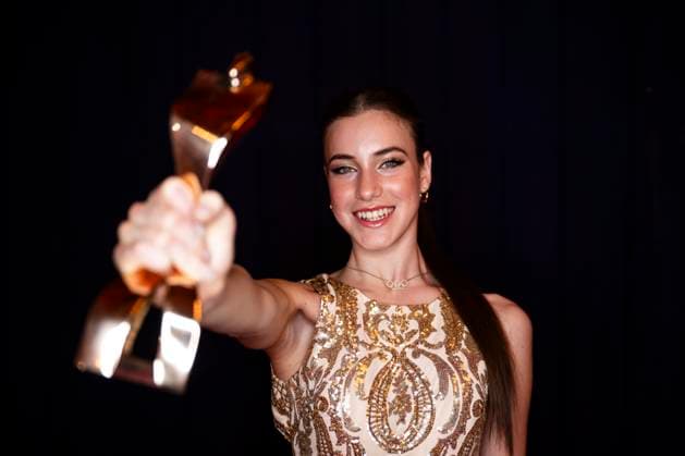 Bilder des Jahres 2024, Sport 12 Dezember Sport Themen der Woche KW50 Sport Bilder des Tages Sportler des Jahres 2024 Darja Varfolomeev posiert nach der Auszeichnung zur Â«Sportlerin des Jahres 2024Â» mit ihrer Trophäe. Baden-Baden Kurhaus Baden-Württemberg Deutschland *** Sportswoman of the Year 2024 Darja Varfolomeev poses with her trophy after receiving the Sportswoman of the Year 2024 award Baden Baden Kurhaus Baden Württemberg Germany