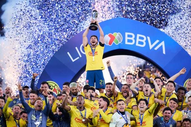 Sport Themen der Woche KW50 Sport Bilder des Tages RECORD DATE NOT STATED Liga BBVA MX Apertura 2024 Monterrey vs America - Final Vuelta Henry Martin lifts the trophy of Champion of America during the final second-leg match between Monterrey and America as part of the Torneo Apertura 2024 Liga MX at BBVA Bancomer Stadium, on December 15, 2024 in Monterrey, Nuevo Leon, Mexico. MONTERREY NUEVO LEON MEXICO  Copyright: xJorgexMartinezx 20241215214208_LMX_A24_FV_AME_CHAMPION_MARTIN435