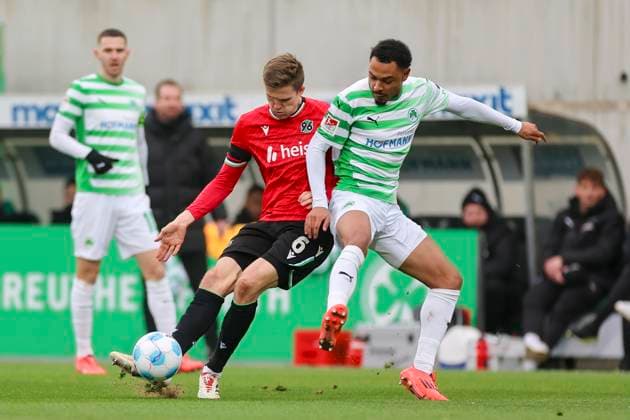 Fabian Kunze (Hannover 96) und Sacha Banse (SpVgg Greuther Fuerth) kaempfen um den Ball, 2. Bundesliga, SpVgg Greuther Fürth vs Hannover 96, Sportpark Ronhof Thomas Sommer am 15. December 2024 in Fürth, Deutschland. (Foto von Marco Steinbrenner DeFodi Images) Fabian Kunze (Hannover 96) und Sacha Banse (SpVgg Greuther Fuerth) battle for the ball, 2. Bundesliga, SpVgg Greuther Fürth vs Hannover 96, Sportpark Ronhof Thomas Sommer, December 15, 2024 in Fürth, Germany. (Photo by Marco Steinbrenner DeFodi Images) DFB DFL REGULATIONS PROHIBIT ANY USE OF PHOTOGRAPHS AS IMAGE SEQUENCES AND OR QUASI-VIDEO. Defodi-700_fuerth_hannover_20241215_102