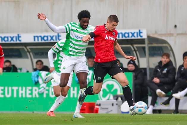 Gidoen Jung (SpVgg Greuther Fuerth) und Nicolo Tresoldi (Hannover 96) kaempfen um den Ball, 2. Bundesliga, SpVgg Greuther Fürth vs Hannover 96, Sportpark Ronhof Thomas Sommer am 15. December 2024 in Fürth, Deutschland. (Foto von Marco Steinbrenner DeFodi Images) Gidoen Jung (SpVgg Greuther Fuerth) und Nicolo Tresoldi (Hannover 96) battle for the ball, 2. Bundesliga, SpVgg Greuther Fürth vs Hannover 96, Sportpark Ronhof Thomas Sommer, December 15, 2024 in Fürth, Germany. (Photo by Marco Steinbrenner DeFodi Images) DFB DFL REGULATIONS PROHIBIT ANY USE OF PHOTOGRAPHS AS IMAGE SEQUENCES AND OR QUASI-VIDEO. Defodi-700_fuerth_hannover_20241215_105