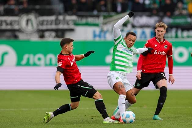 Enzo Leopold (Hannover 96) und Roberto Massimo (SpVgg Greuther Fuerth) kaempfen um den Ball, 2. Bundesliga, SpVgg Greuther Fürth vs Hannover 96, Sportpark Ronhof Thomas Sommer am 15. December 2024 in Fürth, Deutschland. (Foto von Marco Steinbrenner DeFodi Images) Enzo Leopold (Hannover 96) und Roberto Massimo (SpVgg Greuther Fuerth) battle for the ball, 2. Bundesliga, SpVgg Greuther Fürth vs Hannover 96, Sportpark Ronhof Thomas Sommer, December 15, 2024 in Fürth, Germany. (Photo by Marco Steinbrenner DeFodi Images) DFB DFL REGULATIONS PROHIBIT ANY USE OF PHOTOGRAPHS AS IMAGE SEQUENCES AND OR QUASI-VIDEO. Defodi-700_fuerth_hannover_20241215_113